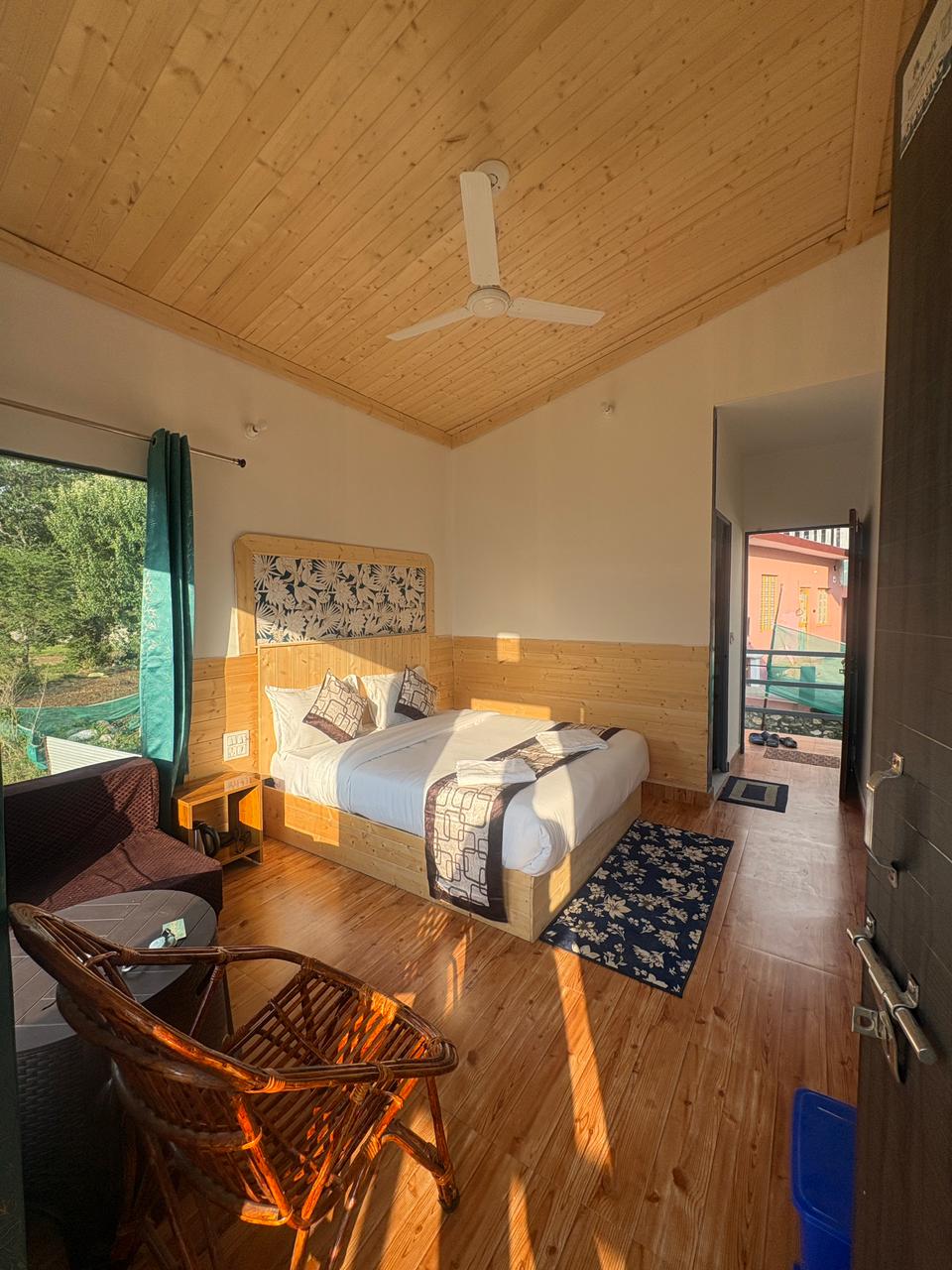 Deluxe Valley View Room